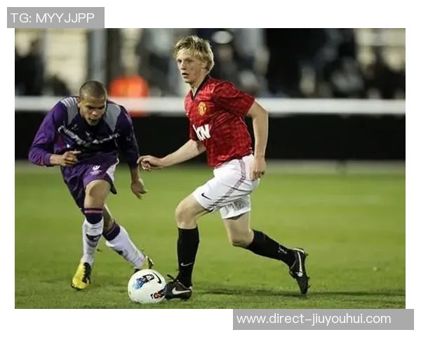 足球袜正太图片展示青春活力与运动风尚的完美结合